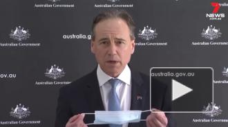 Министр здравоохранения Австралии едва смог надеть медицинскую маску