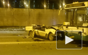 В ДТП на Кубинской улице с автобусом погиб человек, крышу легковушки пришлось срезать спасателям