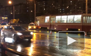 На Коллонтай автомобиль "залетел" под трамвай 