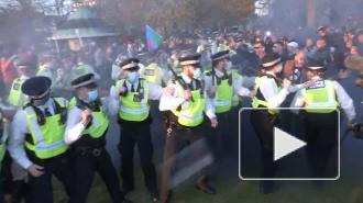 В Лондоне протестующие против COVID-ограничений напали на полицейских