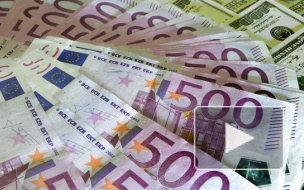 Официальный курс евро и доллара на выходные вновь вырос