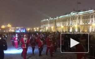 Видео: На Дворцовой завершился забег Дедов Морозов