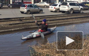 Забавное видео из Омска: каякер сплавился по лужам 
