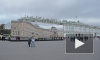 Большой зеркальный куб на Дворцовой возмущает петербуржцев и нравится туристам