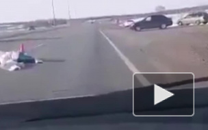 Жуткое видео из Татарстана: пьяная девушка упала с моста на авто