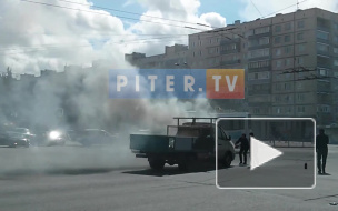Видео: петербуржцы своими силами тушили "Газель" на севере Петербурга