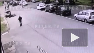 На проспекте Ветеранов внезапная смерть велосипедиста попала на видео