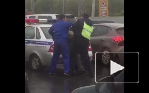 В Уфе водитель после ДТП подрался с гаишником и попал на видео