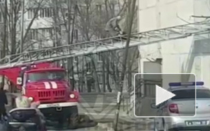 В Артеме девушка вышла погулять в окно, но ее насильно спасли