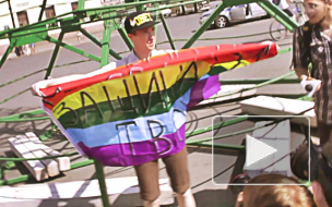 Гей-активист Кирилл Калугин "отмечал" на Дворцовой день ВДВ. Праздник закончился быстро