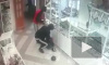Видео: в Уфе трое гопников ограбили ювелирный за 26 секунд