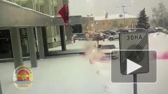Машину спикера горсовета Красноярска обстреляли из фейрверка