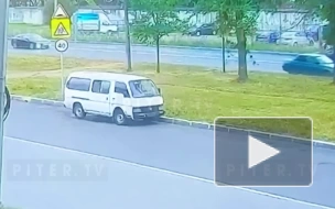 Видео: на проспекте Народного Ополчения произошло ДТП с участием двух иномарок и такси