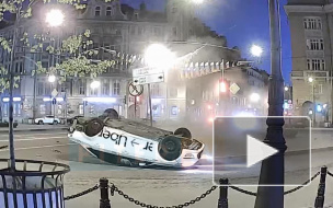 На Австрийской площади после удара Mercedes перевернулся Uber