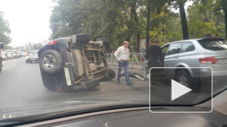 Перевернувшаяся иномарка собирает пробку на Каменноостровском