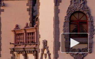 Руферы залезли на крышу театра имени Миронова и не смогли спуститься, их пришлось снимать при помощи веревки и лестницы