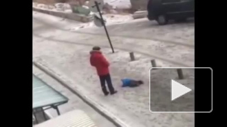 Видео: В Бишкеке мужчина пнул в живот годовалого ребенка