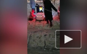 В Мурино дети откапывали робота-доставщика, который забуксовал в сугробе