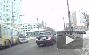 Видео ДТП: в Пензе автобус протаранил легковушку, а потом врезался в столб