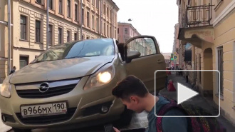 Видео: в Фонарном переулке машину эвакуировали вместе с водителем