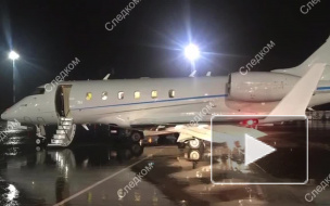 Полицейские и следователи выясняют обстоятельства столкновения автомобиля с самолетом в Пулково