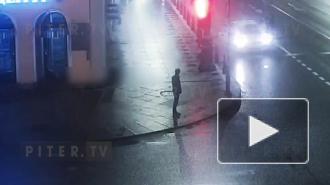 На видео попала драка водителя такси и самокатчиков в центре Петербурга