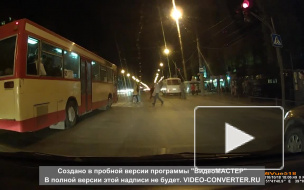 В Воронеже автобус на полной скорости влетел в толпу пешеходов: шокирующее видео