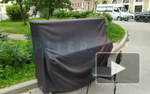 Рядом со сквером Виктора Цоя уличное пианино накрыли черной тканью