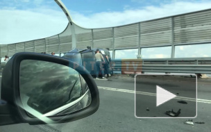 Видео: на ЗСД водитель БМВ врезался в припаркованное авто дорожной службы