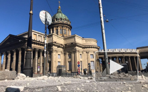 Момент обрушения фасада дома напротив Казанского собора попал на видео 