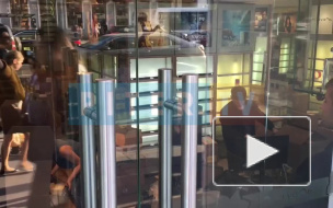 На Невском в Л’Этуаль упаковывают вещи 