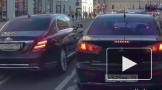 В центре Петербурга водитель "Майбаха" проехался по "встречке" и остался безнаказанным
