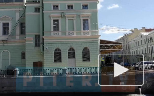 Около Мариинского-2 петербуржцы увидели в воде странную белую жидкость 