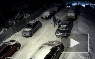 Появилось видео, как люди прокалывают шины автомобилей в Ижевске