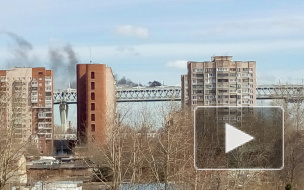 Очевидцы сняли на видео горящий на ЗСД самосвал