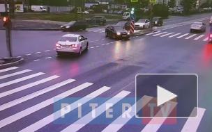 ДТП на перекрестке Комендантского и Шаврова мешает движению машин
