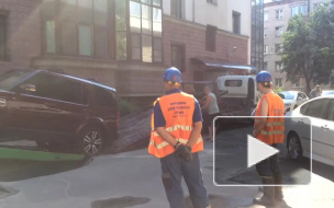 Асфальт на Карташихиной поймал иномарку в ловушку