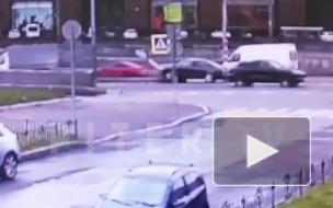 "Шкода" снесла дорожный знак на Обводном канале