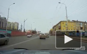 Возмутительное поведение автоледи в Омске попало на видео