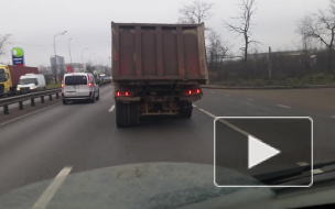 Парашютную улицу затопила холодная вода 