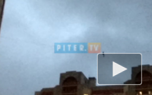 Канатоходец в шторм прошелся по веревке по крышам домов на Ворошилова