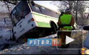 Видео: спасатели достают автобус, улетевший в кювет на Московском шоссе 