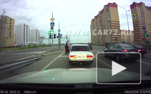 Появилось видео как девушка на "Мерседесе" сбила пьяного велосипедиста в Тюмени 