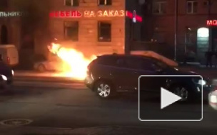 Видео: на проспекте Энгельса утром сгорела иномарка
