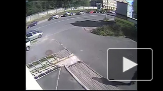 На Финляндской водитель сбил женщину на тротуаре и попал на видео