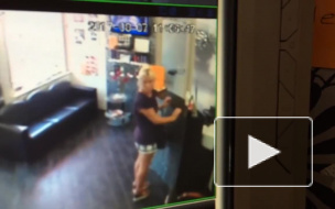 Видео: в Воронеже женщина украла картины из салона красоты