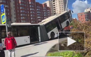 Автобус оказался на столбе в результате ДТП на Ленинском проспекте