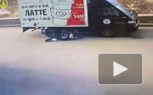 В Купчино фургон-холодильник сбил женщину