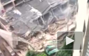 Десятки человек оказались под завалами рухнувшей фабрики в Шанхае