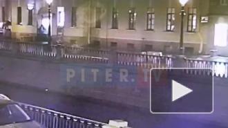 Видео: каршеринг вдребезги разбил скамейку на набережной канала Грибоедова